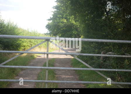 Fernhurst - Gate à l'entrée du site de fracturation proposé Banque D'Images