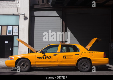 Abandonné YELLOW TAXI CAB WEST vingt cinquième rue MANHATTAN NEW YORK USA Banque D'Images