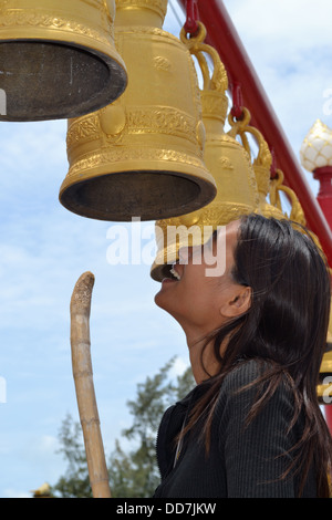 - Frapper le Wat cloches de temple chinois - Rayong Ban Chang Banque D'Images