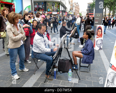 Une foule de gens regardent un portrait artiste au travail l'ébauche d'une femme Banque D'Images