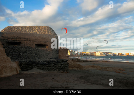 La seconde guerre mondiale bunker sur la plage avec parapente. Banque D'Images