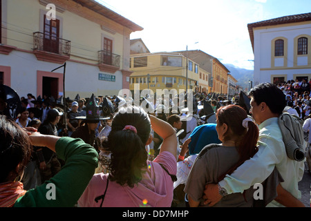 Grande foule à Cotacachi town square au cours de célébrations solstice d'Inti Raymi Banque D'Images