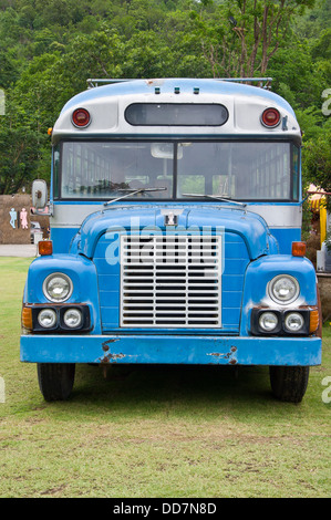 Les old blue bus scolaire à jardin Banque D'Images