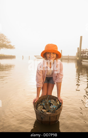 Caucasian girl holding panier de crabes Banque D'Images