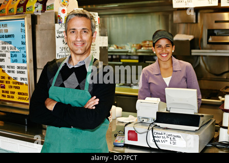 Serveurs hispanique smiling in restaurant Banque D'Images