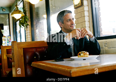 Hispanic woman in restaurant Banque D'Images