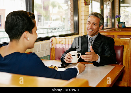 Hispanic business people talking in restaurant Banque D'Images