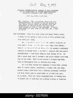 Cette image montre le président Franklin D. Roosevelt prononçant des remarques extemporanées aux administrateurs de secours à la Maison Blanche, reflétant son leadership pendant la Grande dépression et l'ère du New Deal. Banque D'Images