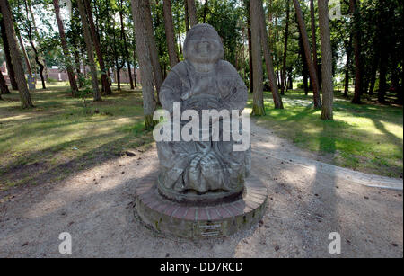 La statue d'un bouddha souriant ''Bronze de l'humour" est représenté à Worpswede, Allemagne, 16 août 2013. Le monument en pierre a été conçu par Bernhard Hoetger en 1914. Photo : Carmen Jaspersen Banque D'Images