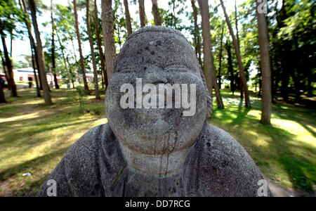 La statue d'un bouddha souriant ''Bronze de l'humour" est représenté à Worpswede, Allemagne, 16 août 2013. Le monument en pierre a été conçu par Bernhard Hoetger en 1914. Photo : Carmen Jaspersen Banque D'Images