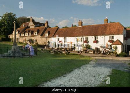 East Dean village près de Eastbourne East Sussex. Royaume-uni Le village croix et la Tiger Inn. Banque D'Images