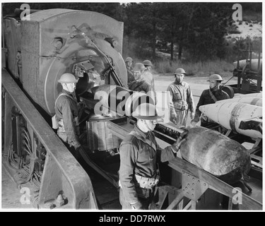 Fort Story, VA La défense côtière. Soldats charge un obusier de 16 pouces pour la cible. - - 196279 Banque D'Images