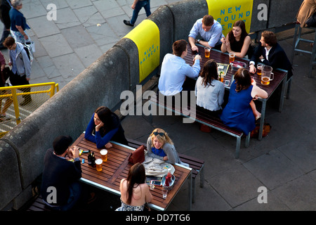 Les Londoniens se détendre dans un bar extérieur, le Southbank, Londres, Angleterre Banque D'Images