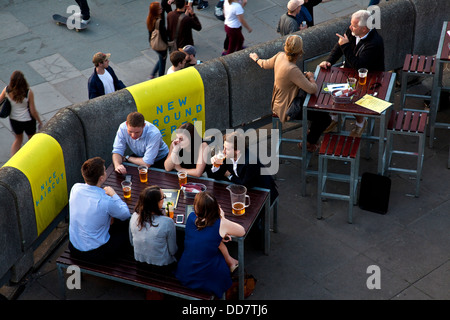 Les Londoniens se détendre dans un bar extérieur, le Southbank, Londres, Angleterre Banque D'Images