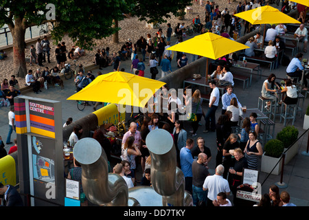 Les Londoniens se détendre dans un bar extérieur, le Southbank, Londres, Angleterre Banque D'Images