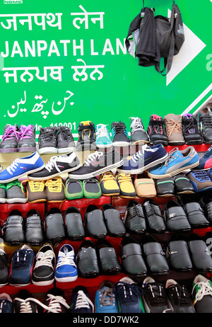 Chaussures en vente au marché local indien Banque D'Images