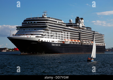 Le bateau de croisière MS Eurodam de Holland America Line quitte le port de Copenhague, Danemark. Un voilier danois est passant. Banque D'Images