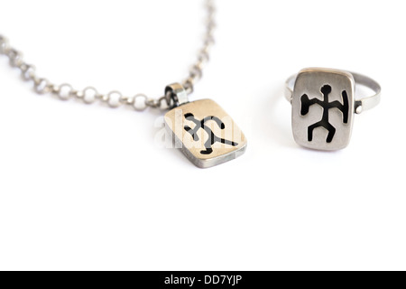 Collier argent et l'anneau avec l'arménien ancien pictogramme isolé sur fond blanc. Banque D'Images