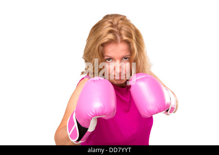Une femme blonde portant un chemisier rose et un rose gants. Banque D'Images