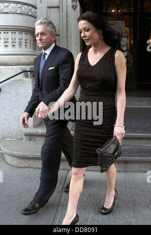 28 août 2103 - Fichier - MICHAEL DOUGLAS, 68 ans, et CATHERINE ZETA-JONES, 43 ans, se séparent. Le couple star partage après près de 13 ans. Sur la photo : April 16, 2012 - New York, New York, États-Unis - l'acteur Michael Douglas et l'actrice Catherine Zeta-Jones quitter leur immeuble dans l'Upper West Side, sur la route de la 12e Cérémonie annuelle de Monte Cristo. © Nancy/Kaszerman Fil ZUMA) Credit : ZUMA Press, Inc./Alamy Live News Banque D'Images