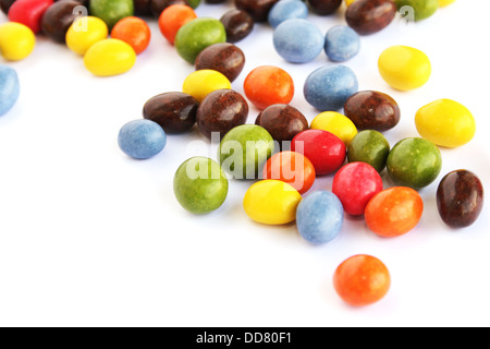 Bonbons colorés avec des raisins secs et les arachides isolé sur fond blanc. Banque D'Images