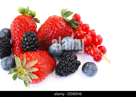 Pile des fraises, groseilles rouges, myrtilles, mûres isolé sur fond blanc. Banque D'Images