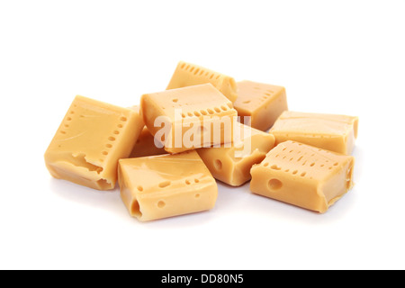 Bonbons au caramel isolé sur fond blanc. Banque D'Images
