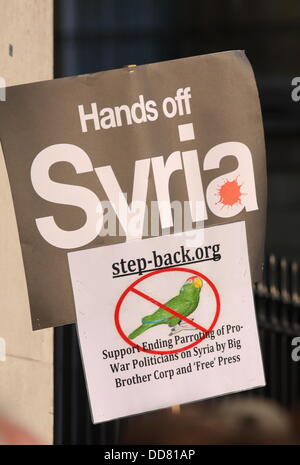 Deux plaques à la coalition contre la guerre manifestation contre toute intervention militaire en Syrie. Banque D'Images