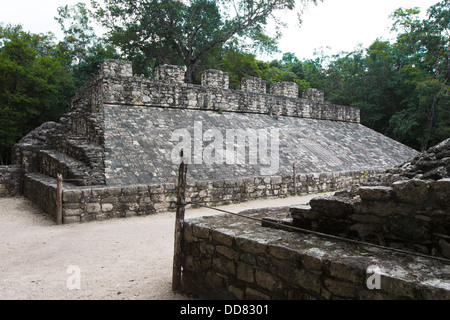 Jeu mortel, Maya match au terrain de balle, la pierre ancienne objectif fixé à la structure pyramidale. Banque D'Images