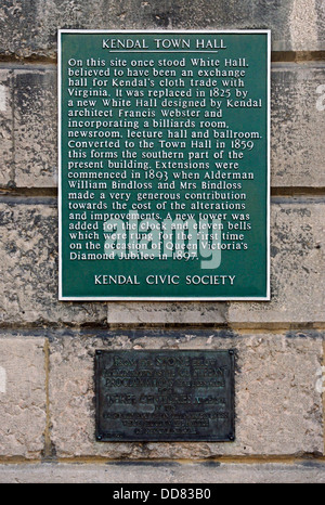 Plaques descriptives sur l'hôtel de ville. Highgate, Kendal, Cumbria, Angleterre, Royaume-Uni, Europe. Banque D'Images