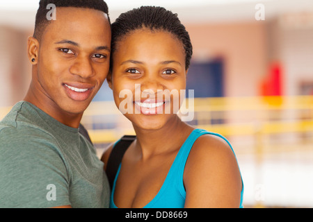 Belle jeune couple dans l'université Banque D'Images