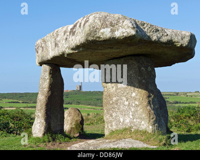 Le site historique de Lanyon Quoit avec Ding Dong engine house dans la distance, Cornwall, Angleterre Banque D'Images