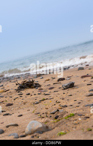 Vue faible d'une plage de sable et de galets qui s'étend jusqu'à la mer Banque D'Images