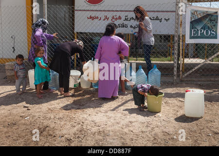 Camp de réfugiés de Domiz, Duhok, province du nord de l'Iraq. Août 28, 2013. L'eau insalubre et peu d'enfants ne soif. Dans sa photo un point d'eau et un verre de l'chil un seau Crédit : Francesco Gustincich/Alamy Live News Banque D'Images