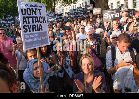 Londres, Royaume-Uni. Août 28, 2013. La foule est à l'écoute des orateurs au cours d'une manifestation contre une possible intervention par le Royaume-Uni dans le cadre du conflit syrien à la suite des attaques d'armes chimiques, a imputé au régime Assad, sur les civils. Crédit : Paul Davey/Alamy Live News Banque D'Images