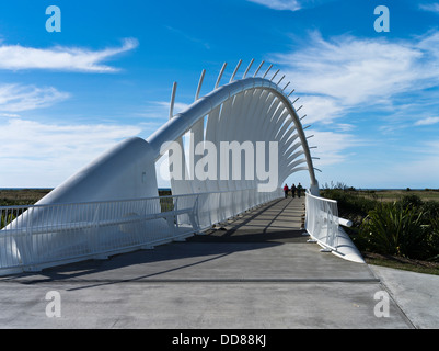 Dh New Plymouth NOUVELLE ZÉLANDE TARANAKI Waiwhakaiho les gens te rivière Rewa Rewa promenade Sentier chemin côtier Pont Banque D'Images