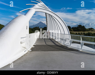 Dh New Plymouth NOUVELLE ZÉLANDE TARANAKI Couple cycliste te Rewa Rewa Bridge Mont Taranaki Mt Egmont Île du Nord Banque D'Images