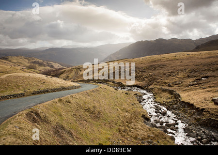 UK, Cumbria, Lake District, Honister Pass, route de la lande à Borrowdale Banque D'Images