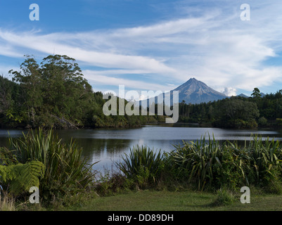 Dh Lake Mangamahoe Nouvelle-zélande Mont Taranaki Mt Egmont Taranaki montagnes panoramique de la montagne au bord du lac Banque D'Images