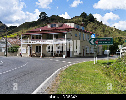 Dh monde oublié Autoroute WHANGAMOMONA NEW ZEALAND SH43 panneau routier l'autoroute de l'état et l'hôtel Whangamomna Banque D'Images