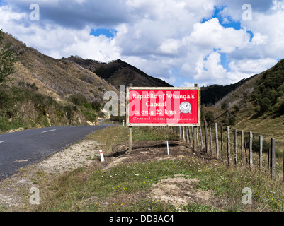 Dh monde oublié Autoroute WHANGAMOMONA Nouvelle-zélande République de Whangamomona signpost Banque D'Images