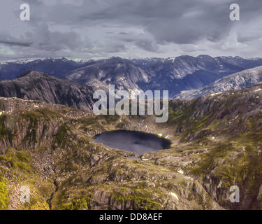 9 juillet 2000 - Ketchikan Gateway Borough, Alaska, États-Unis - Une vue aérienne de l'un des nombreux lacs niché dans la pittoresque réserve naturelle vierge de Misty Fjords National Monument et située dans le sud de l'Alaska. Administré par le Service des forêts des États-Unis elle couvre 2 294 343 acres (9 246 km) de la forêt nationale de Tongass, le plus grand désert de l'Alaska dans les forêts nationales, et est accessible uniquement par bateau ou hydravion. (Crédit Image : © Arnold Drapkin/ZUMAPRESS.com) Banque D'Images