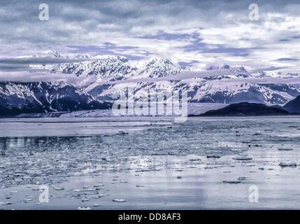 11 juillet 2000 - La baie de Yakutat, Alaska, Etats-Unis - Le Glacier Hubbard à la tête de la baie de Yakutat, Alaska. Le robuste sur les sommets enneigés des montagnes Saint Elias dans Wrangell-St. Elias National Park, lieu derrière ce plus grand glacier tidewater sur le continent nord-américain, désigné site du patrimoine mondial des Nations Unies. L'extension de 76 mi (122 km) du Mt. Logan au Yukon, son visage est plus de 6 miles (9,6 km) et à 600 ft (180 m) de haut (350 ft exposé au-dessus de la flottaison et 250 ft ci-dessous). Plaques de glace d'Hubbard, l'un des plus actifs de l'Alaska le vêlage des glaciers, peut être vu dans la baie. (Crédit Image : © Arnold Drapk Banque D'Images