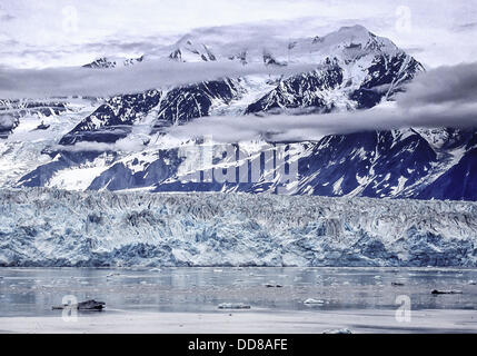 11 juillet 2000 - La baie de Yakutat, Alaska, États-Unis - Gros plan du visage de l'Hubbard Glacier, à la tête de la baie de Yakutat, Alaska. Le robuste sur les sommets enneigés des montagnes Saint Elias dans Wrangell-St. Elias National Park, lieu derrière ce plus grand glacier tidewater sur le continent nord-américain, désigné site du patrimoine mondial des Nations Unies. L'extension de 76 mi (122 km) du Mt. Logan au Yukon, son visage est plus de 6 miles (9,6 km) et à 600 ft (180 m) de haut (350 ft exposé au-dessus de la flottaison et 250 ft ci-dessous). Plaques de glace d'Hubbard, l'un des plus actifs de l'Alaska le vêlage des glaciers, peut être vu dans la baie. (Cre Banque D'Images