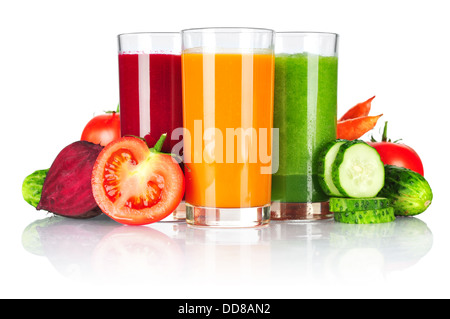 Smoothie aux légumes frais isolé sur fond blanc Banque D'Images