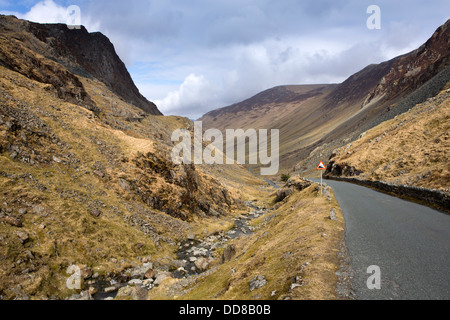 UK, Cumbria, Lake District, Honister Pass, Gatesgarthdale Beck à côté de route de Buttermere Banque D'Images