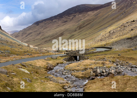 UK, Cumbria, Lake District, Honister Pass, route à traverser la lande à Gatesgarthdale Beck Banque D'Images