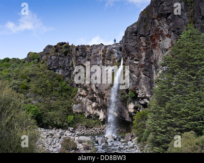 Dh Parc national de Tongariro TARANAKI FALLS Nouvelle-zélande Deux randonneurs en haut du ruisseau Wairere randonnée cascade vue voyant Banque D'Images