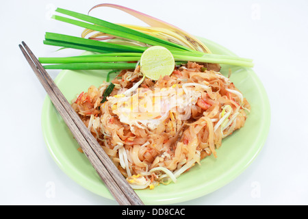 Fines nouilles de riz frit avec du tofu, légumes, œuf et l'arachide (Pad Thaï) Banque D'Images