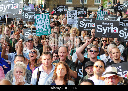 London UK 28 Aug, 2013. Coalition contre la guerre manifestation devant Downing Street contre l'intervention occidentale en Syrie : Crédit Voir Li/Alamy Live News Banque D'Images